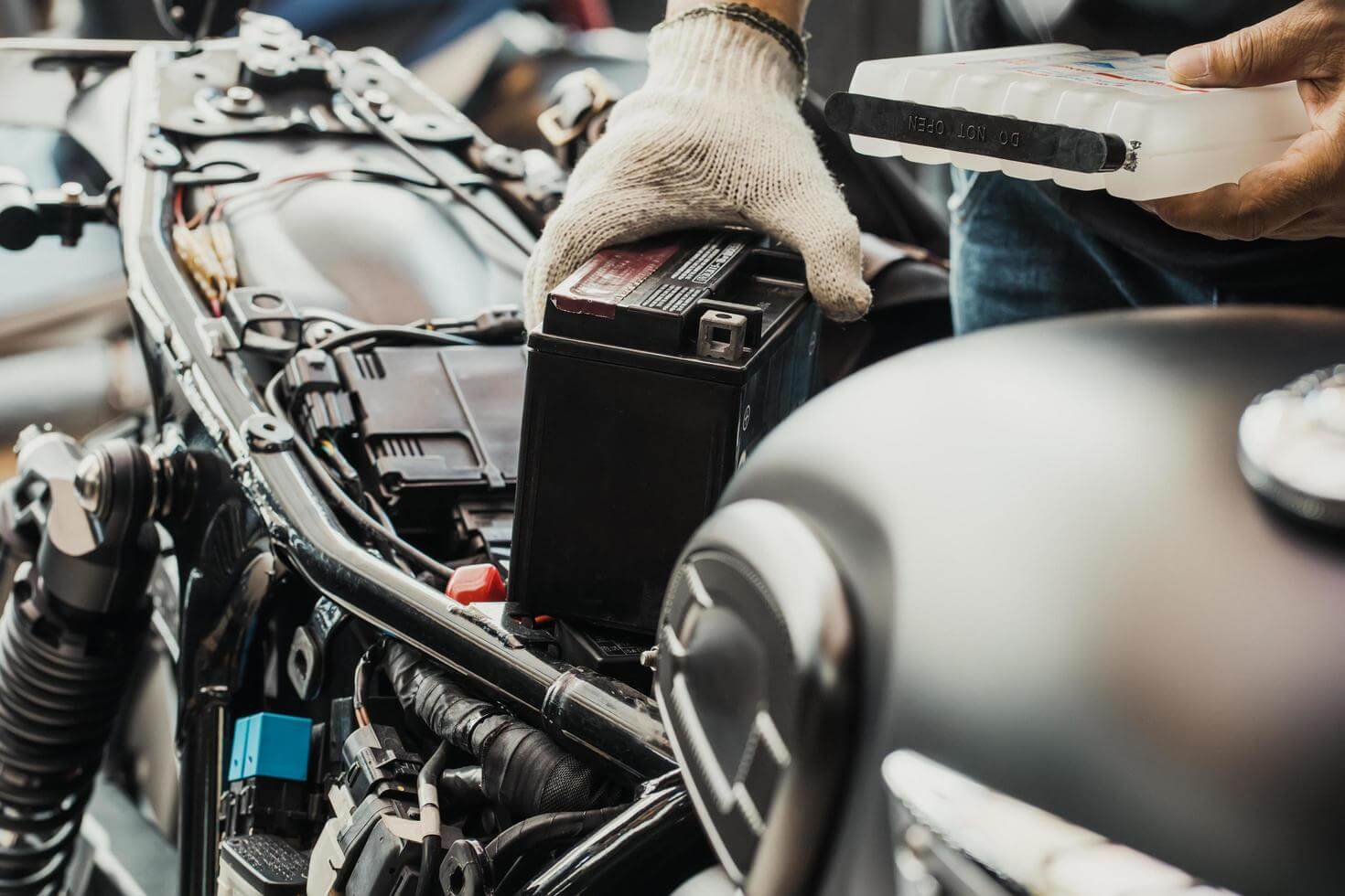 como alargar la vida de la batería de tu moto