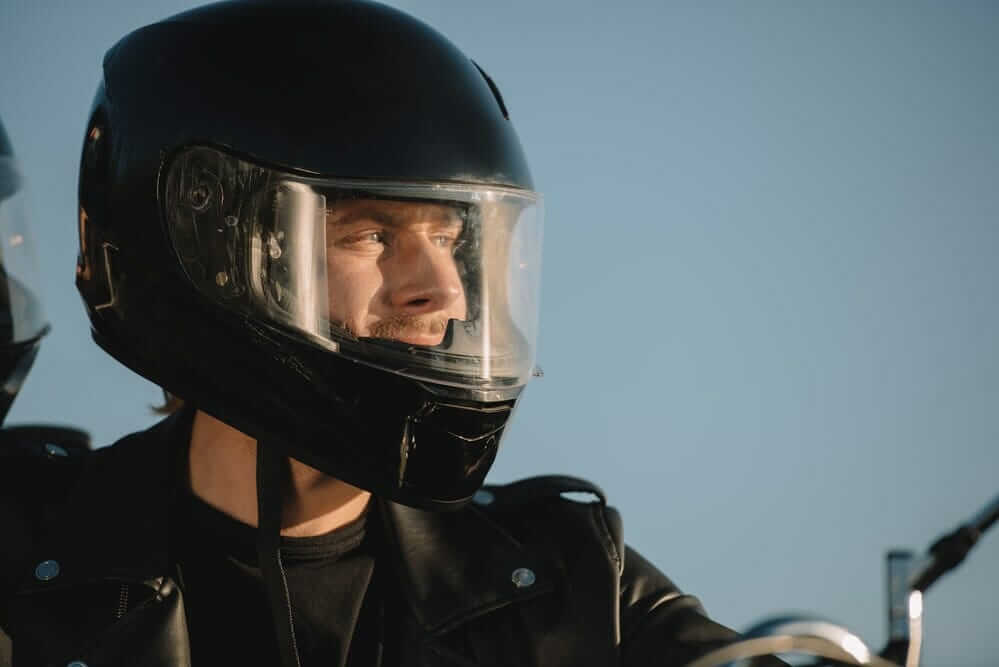 Consejos a seguir antes de ponerte o comprarte un casco de moto